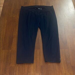 Pact Ladies Organic Cotton Capri  leggings. Medium.